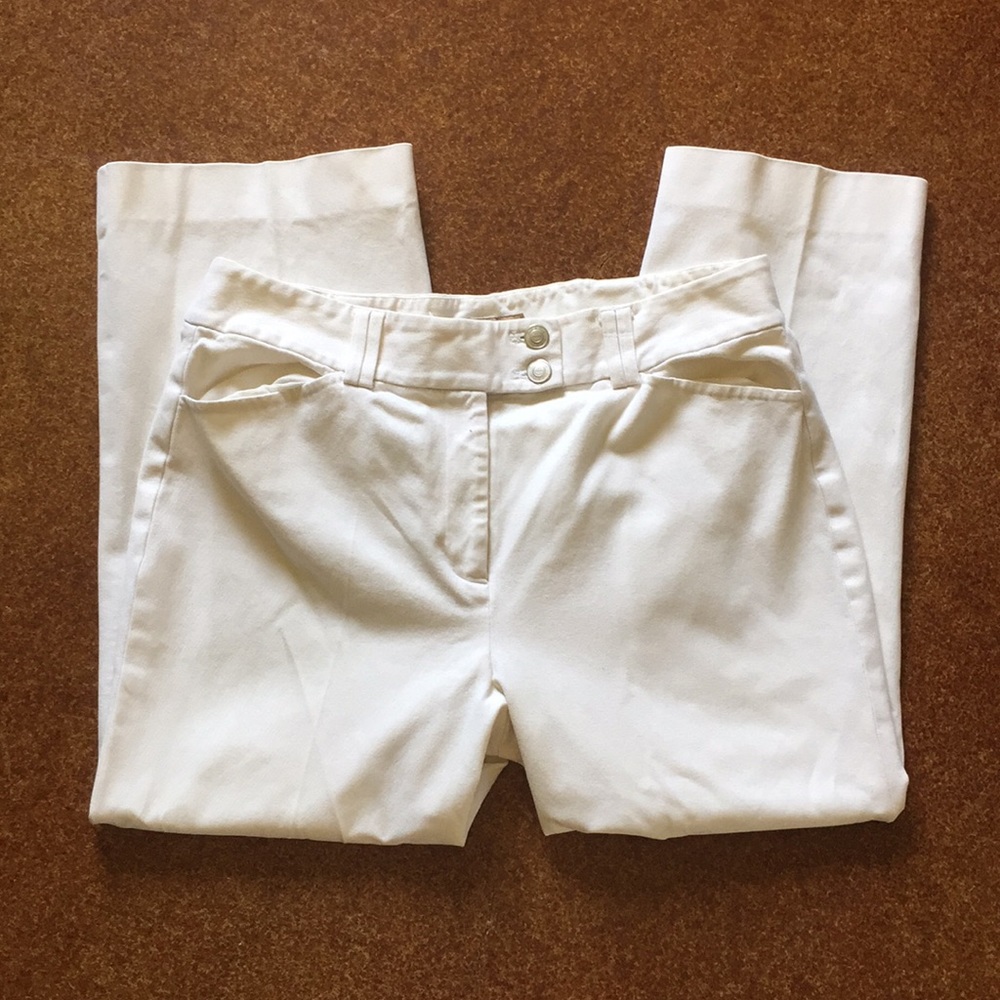 women’s white cropped pants!